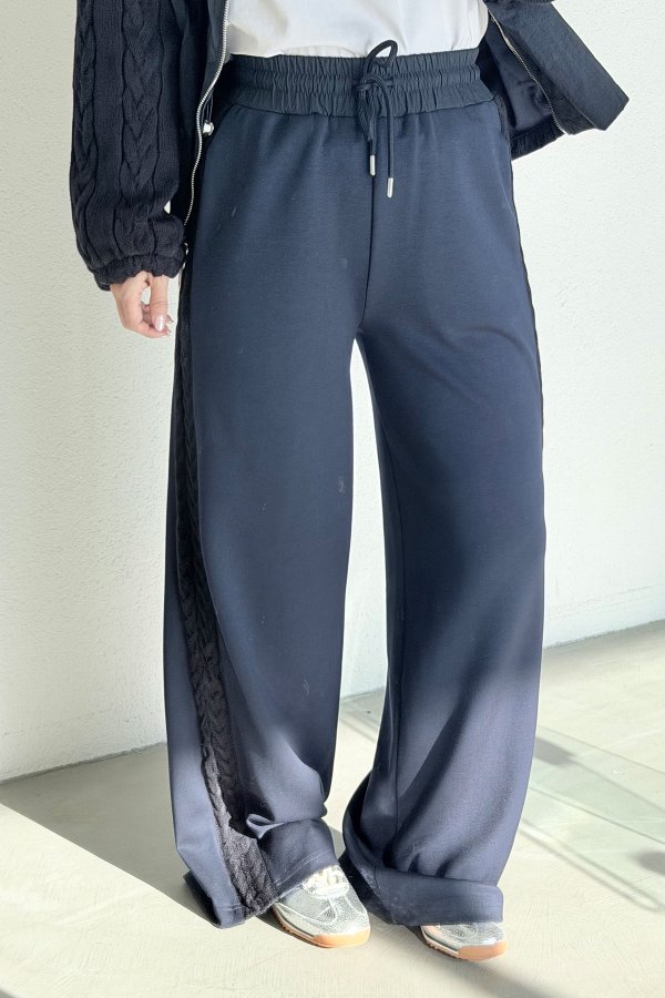 Triko Detaylı Eşofman Takımı