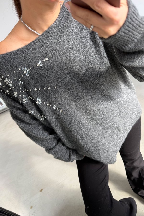 Kayık Yaka Ön Kısmı Taşlı Oversize Kazak