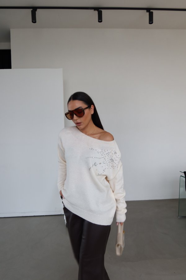 Kayık Yaka Ön Kısmı Taşlı Oversize Kazak