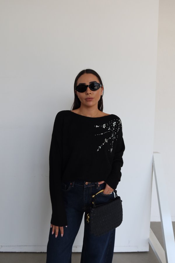 Kayık Yaka Ön Kısmı Taşlı Oversize Kazak