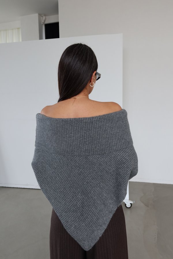 Madonna Yaka Asimetrik Kesim Kazak