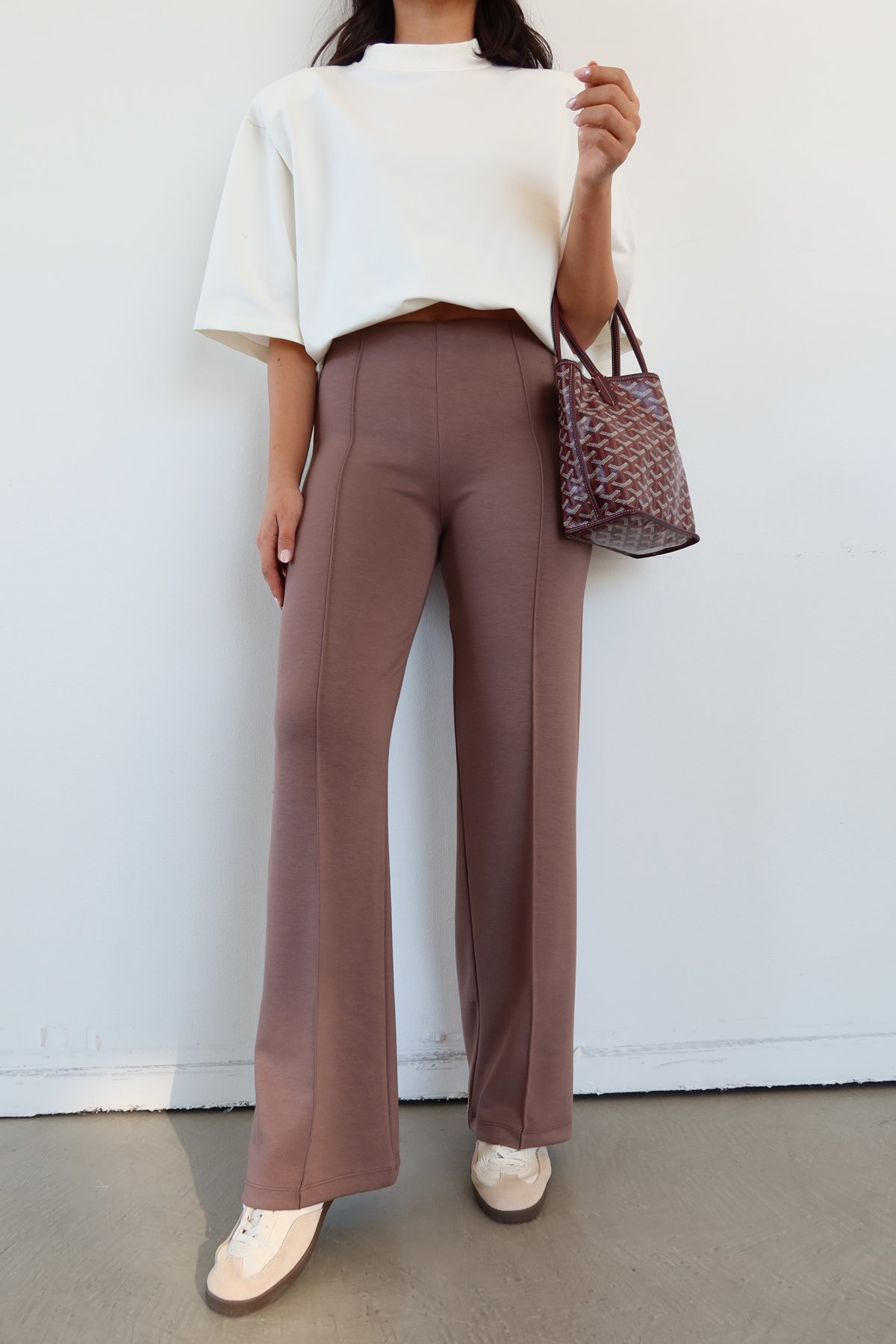 Beli Lastikli Ortası Dikişli Rahat Pantolon