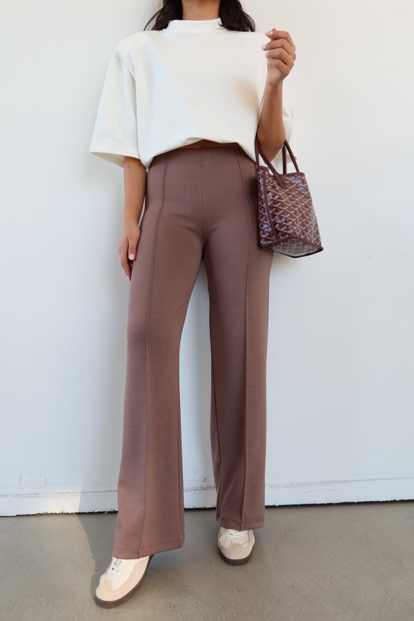 Beli Lastikli Ortası Dikişli Rahat Pantolon