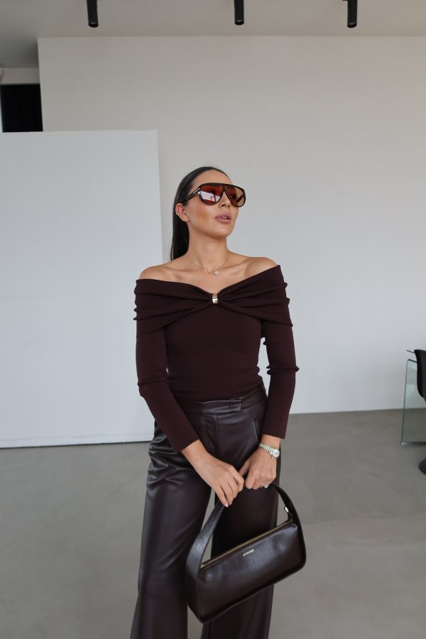 Madonna Yaka Aksesuarlı Triko