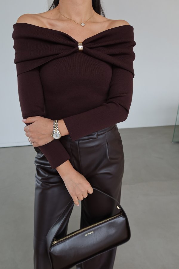 Madonna Yaka Aksesuarlı Triko