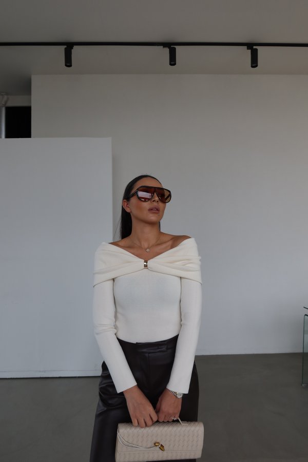 Madonna Yaka Aksesuarlı Triko