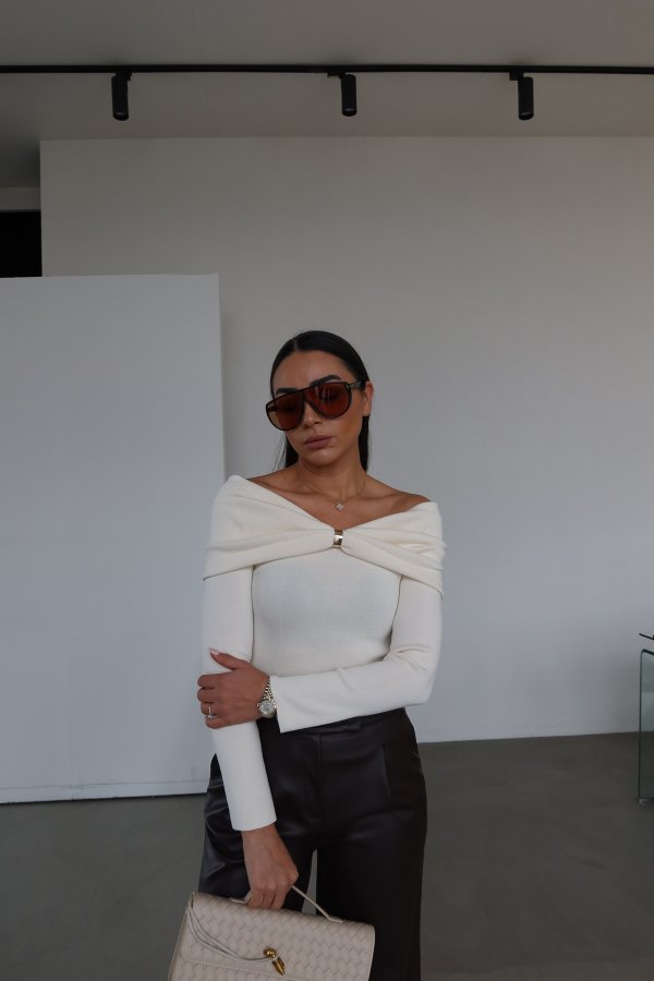 Madonna Yaka Aksesuarlı Triko