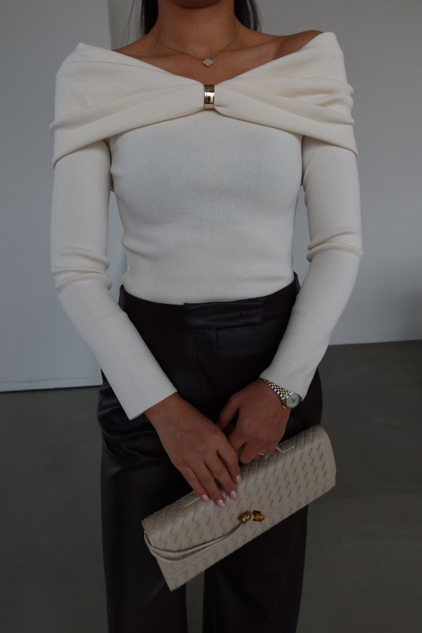 Madonna Yaka Aksesuarlı Triko