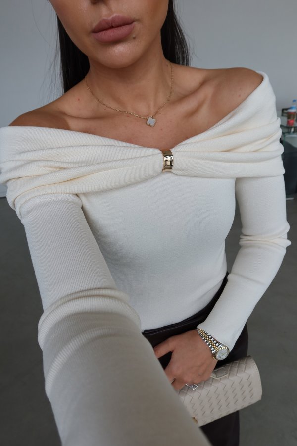 Madonna Yaka Aksesuarlı Triko