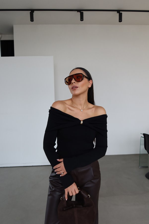 Madonna Yaka Aksesuarlı Triko