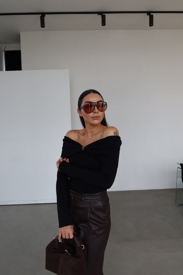 Madonna Yaka Aksesuarlı Triko