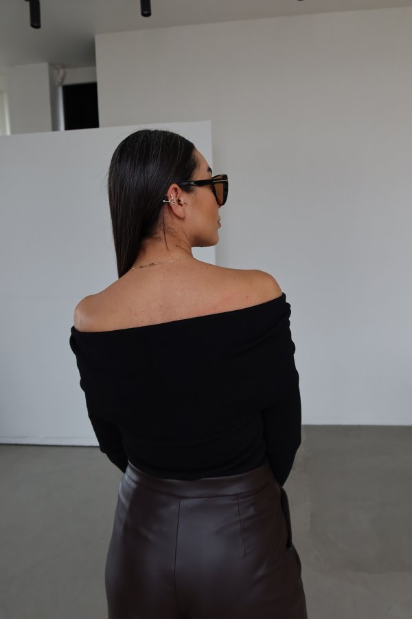 Madonna Yaka Aksesuarlı Triko