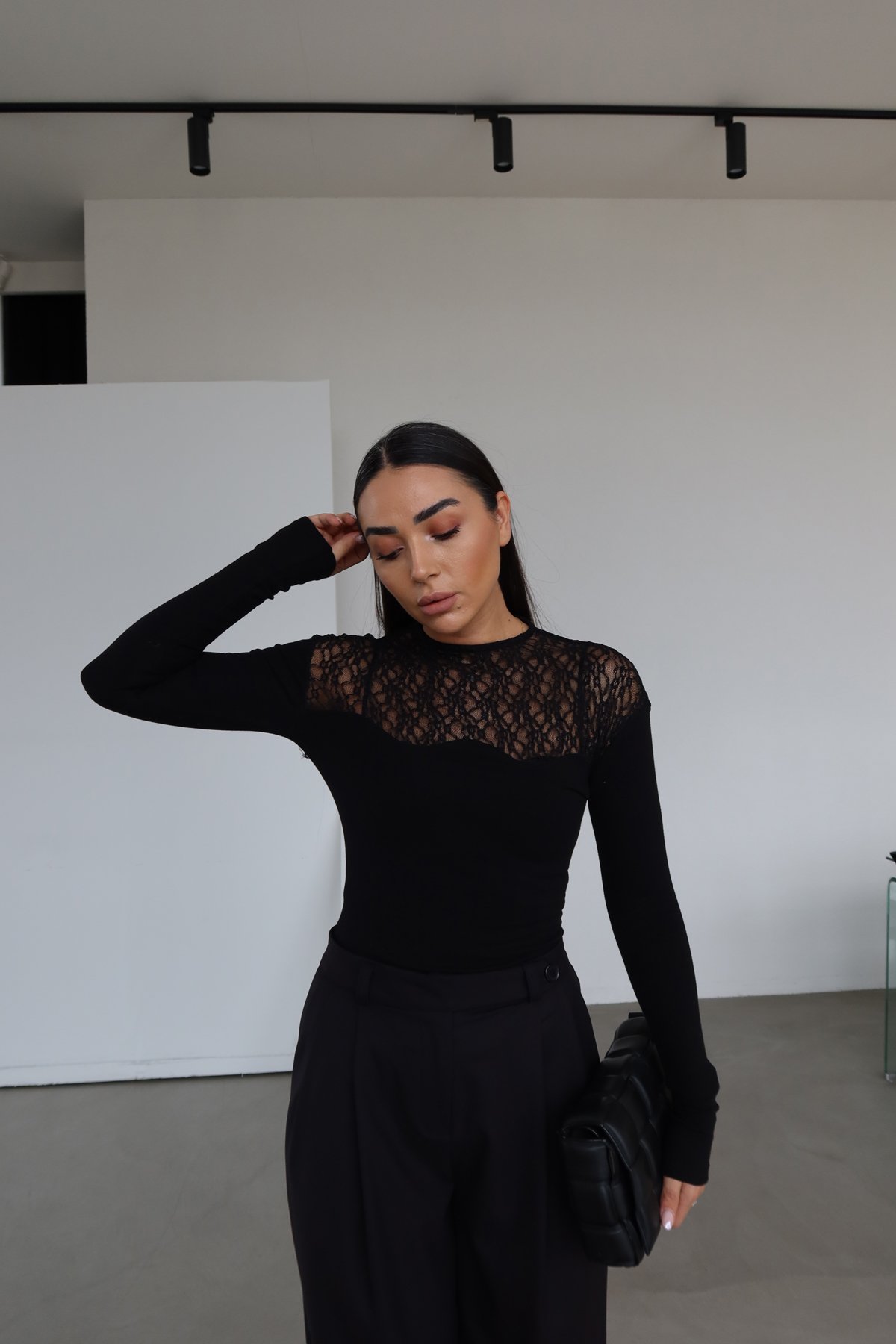 Göğüsü Dantelli Arkası Düğmeli Bluz