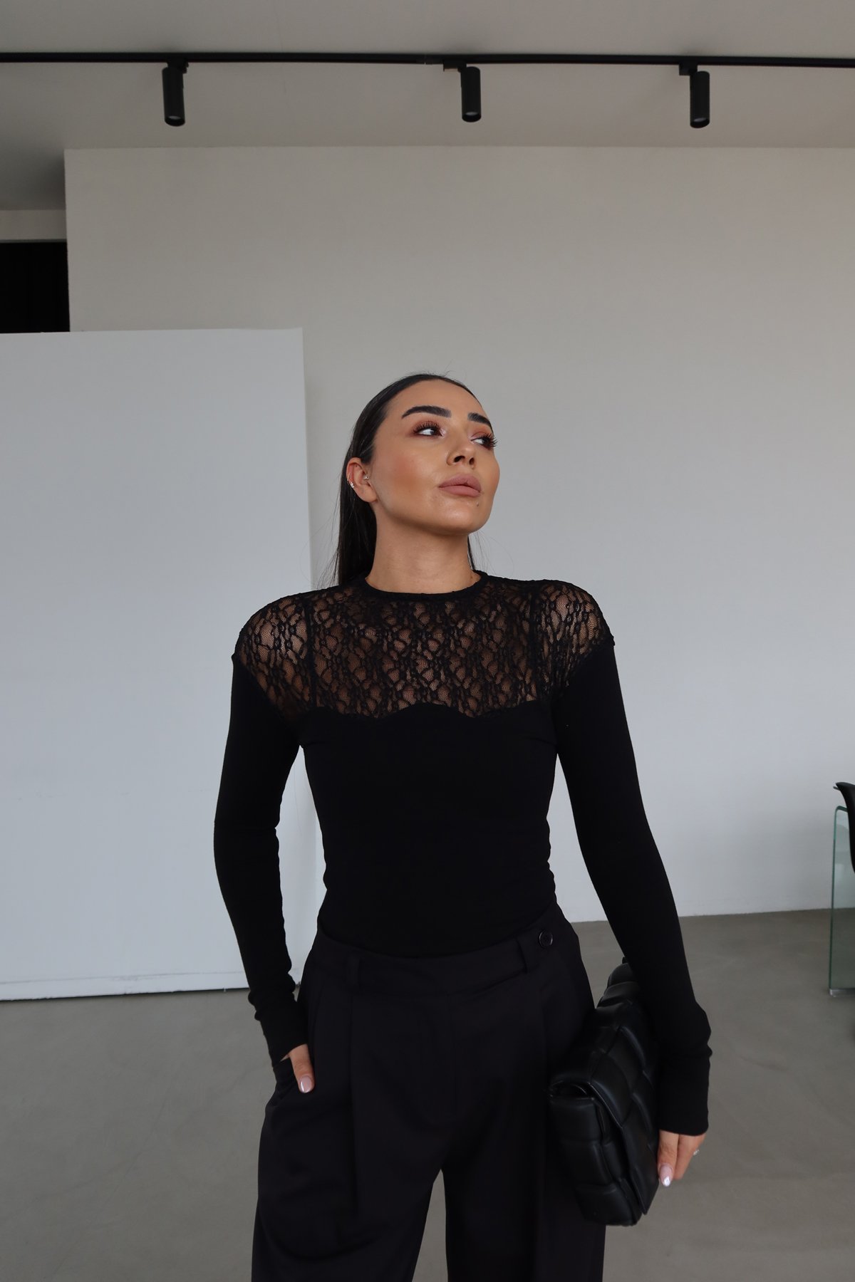 Göğüsü Dantelli Arkası Düğmeli Bluz