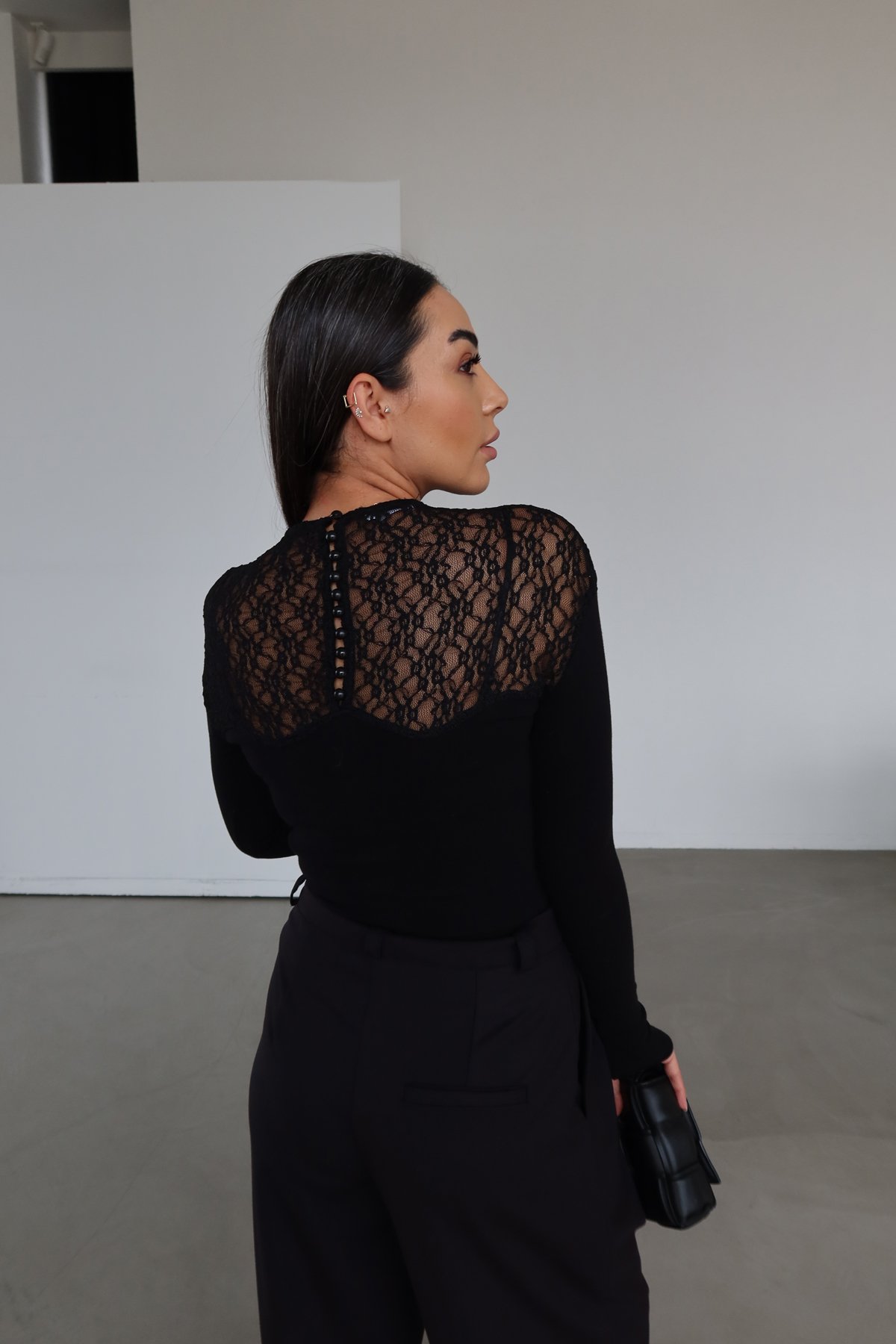 Göğüsü Dantelli Arkası Düğmeli Bluz