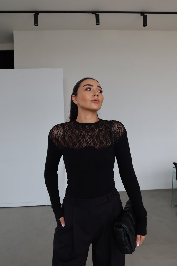 Göğüsü Dantelli Arkası Düğmeli Bluz