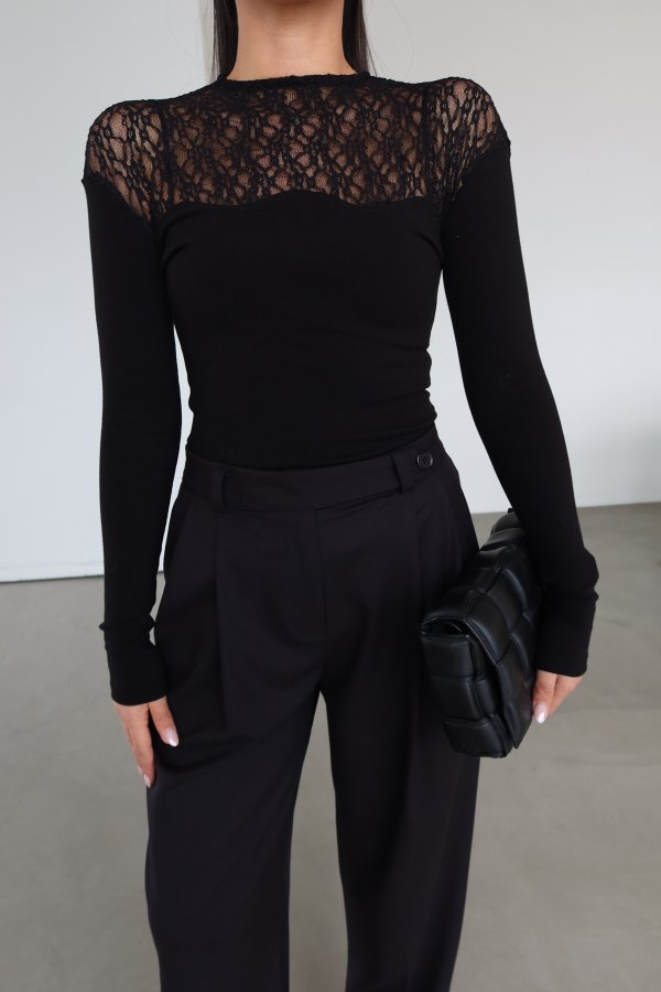 Göğüsü Dantelli Arkası Düğmeli Bluz