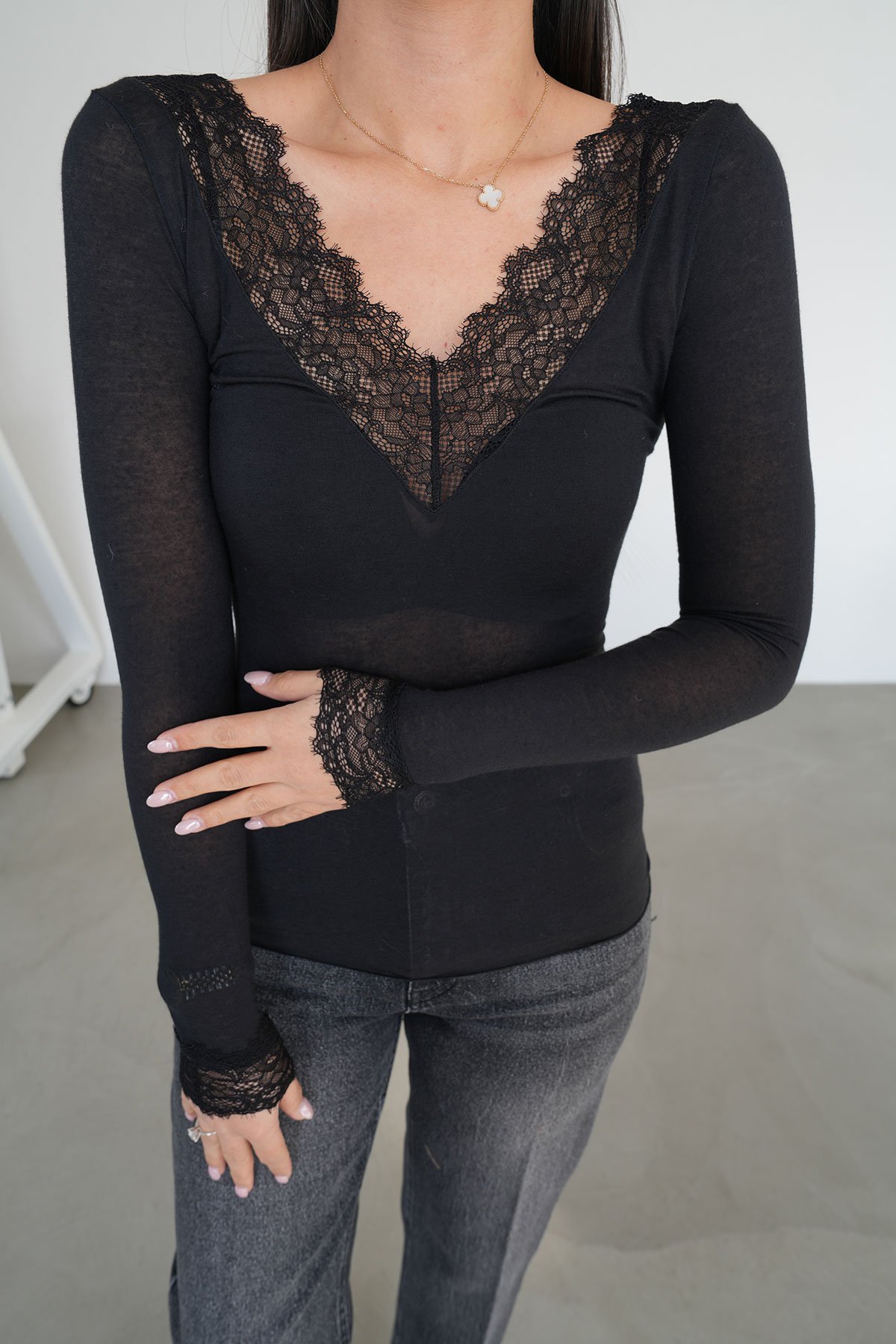 V Yaka Dantelli Kaşmir Bluz