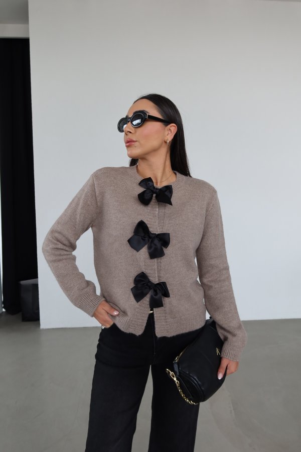 Fiyonk Aksesuarlı Hırka