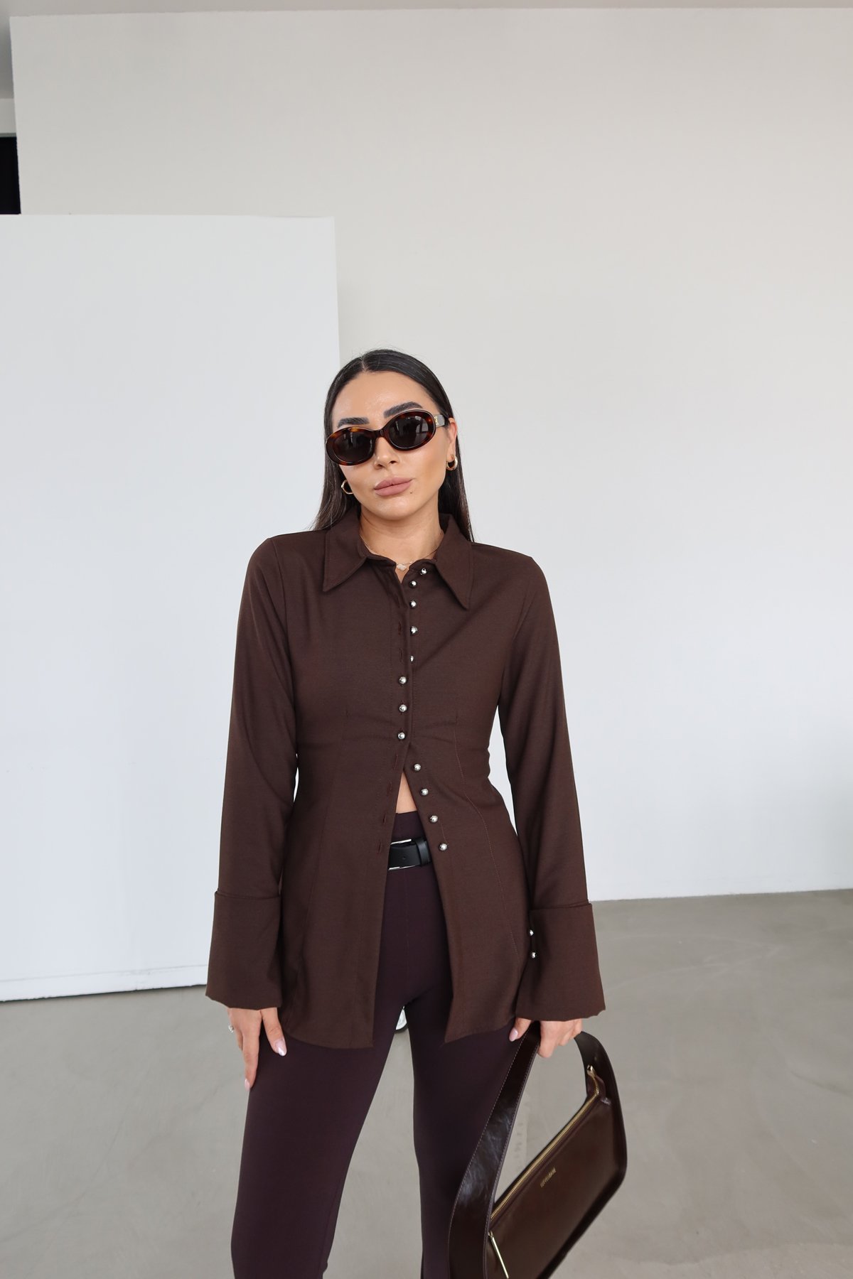 Belden Oturtmalı Gümüş Düğmeli Gömlek