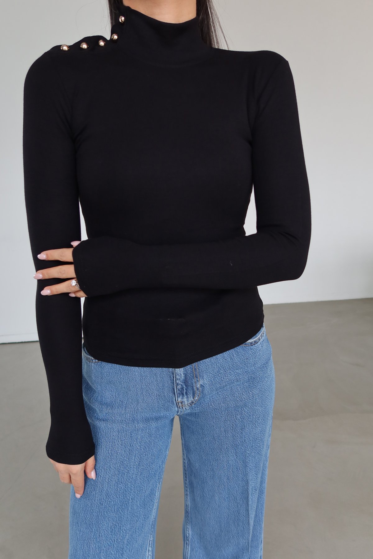 Yarım Balıkçı Omuz Kısmı Gold Düğmeli Bluz