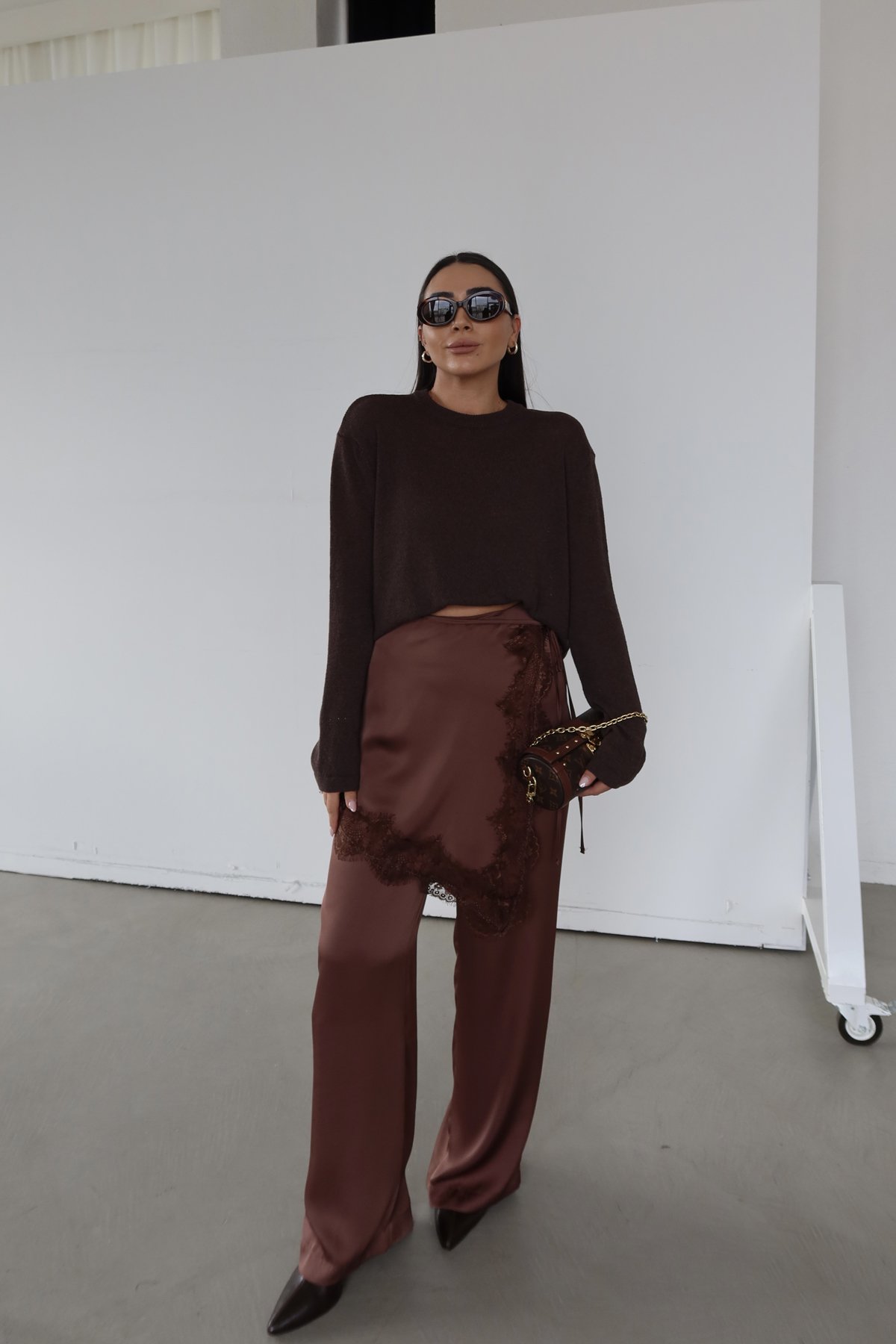 Bel Aksesuarlı Dantel Detaylı Saten Pantolon