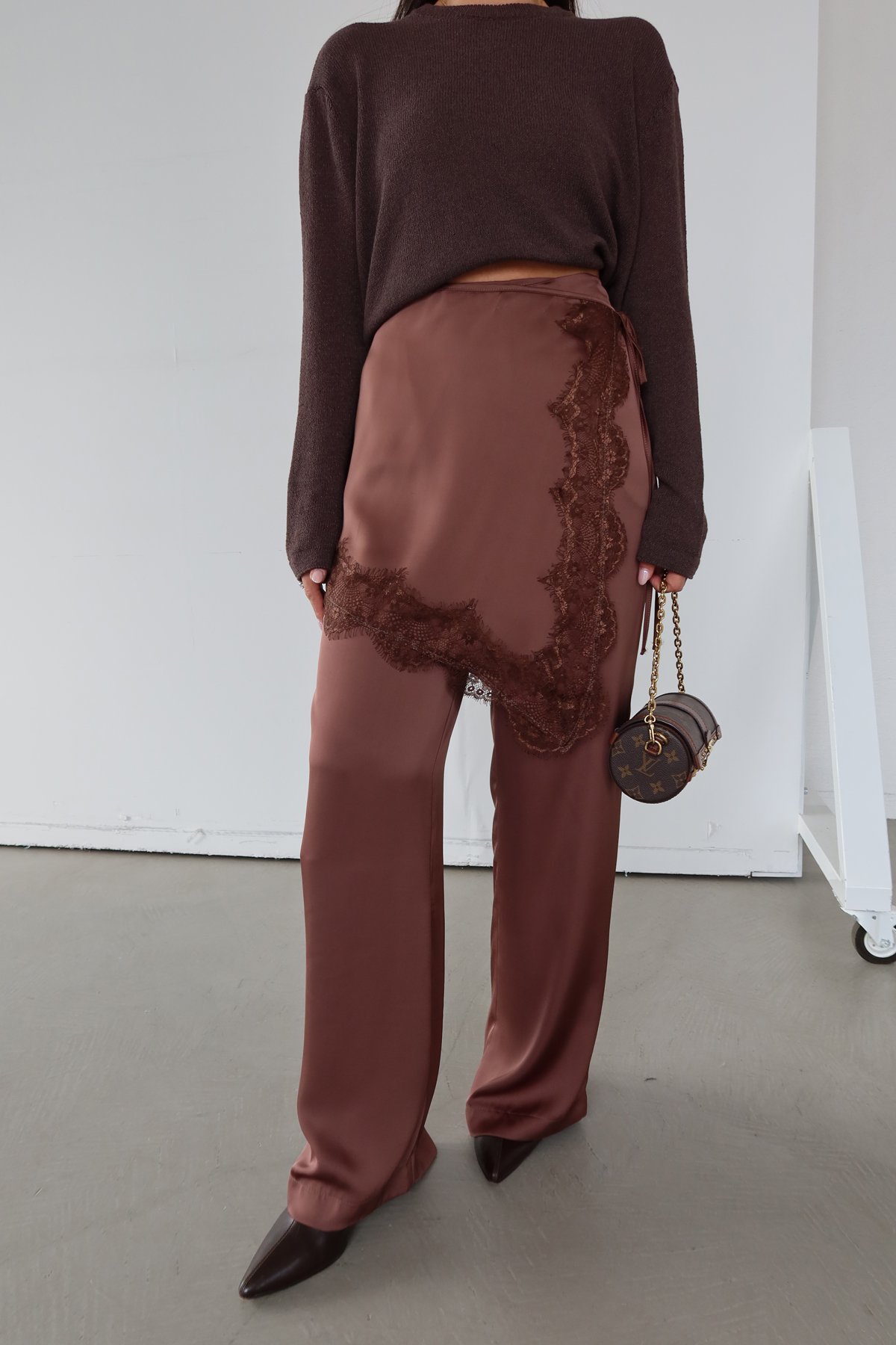 Bel Aksesuarlı Dantel Detaylı Saten Pantolon