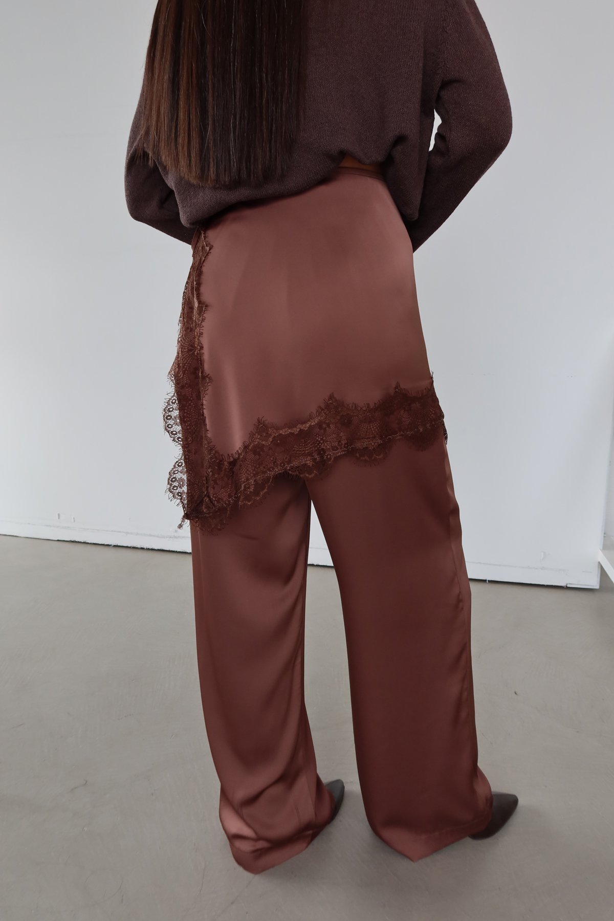Bel Aksesuarlı Dantel Detaylı Saten Pantolon
