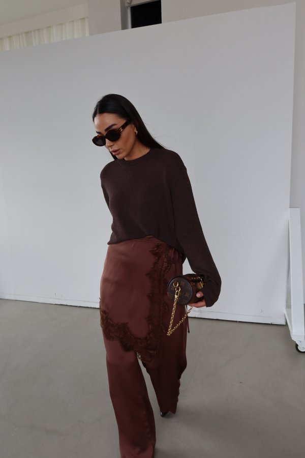 Bel Aksesuarlı Dantel Detaylı Saten Pantolon