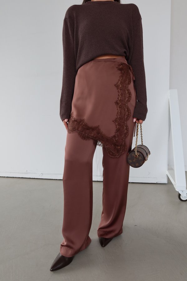 Bel Aksesuarlı Dantel Detaylı Saten Pantolon