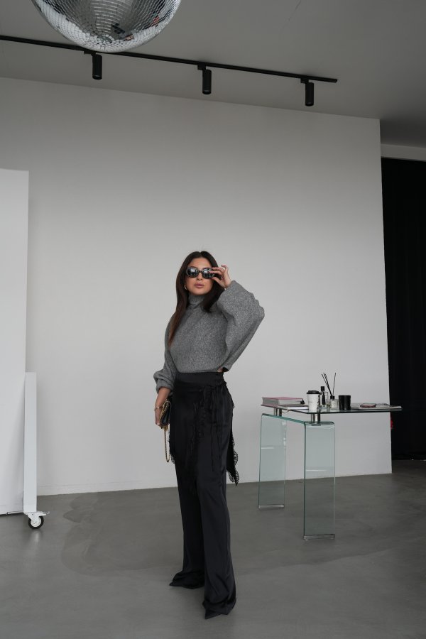 Bel Aksesuarlı Dantel Detaylı Saten Pantolon