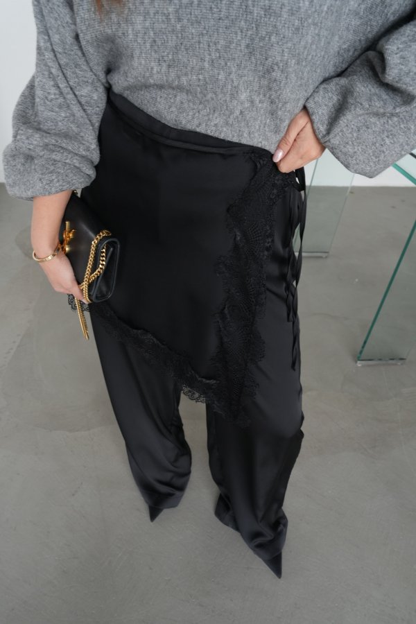 Bel Aksesuarlı Dantel Detaylı Saten Pantolon