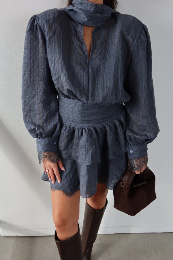 Omuzu Vatkalı Boyundan Bağlamalı Premium Elbise