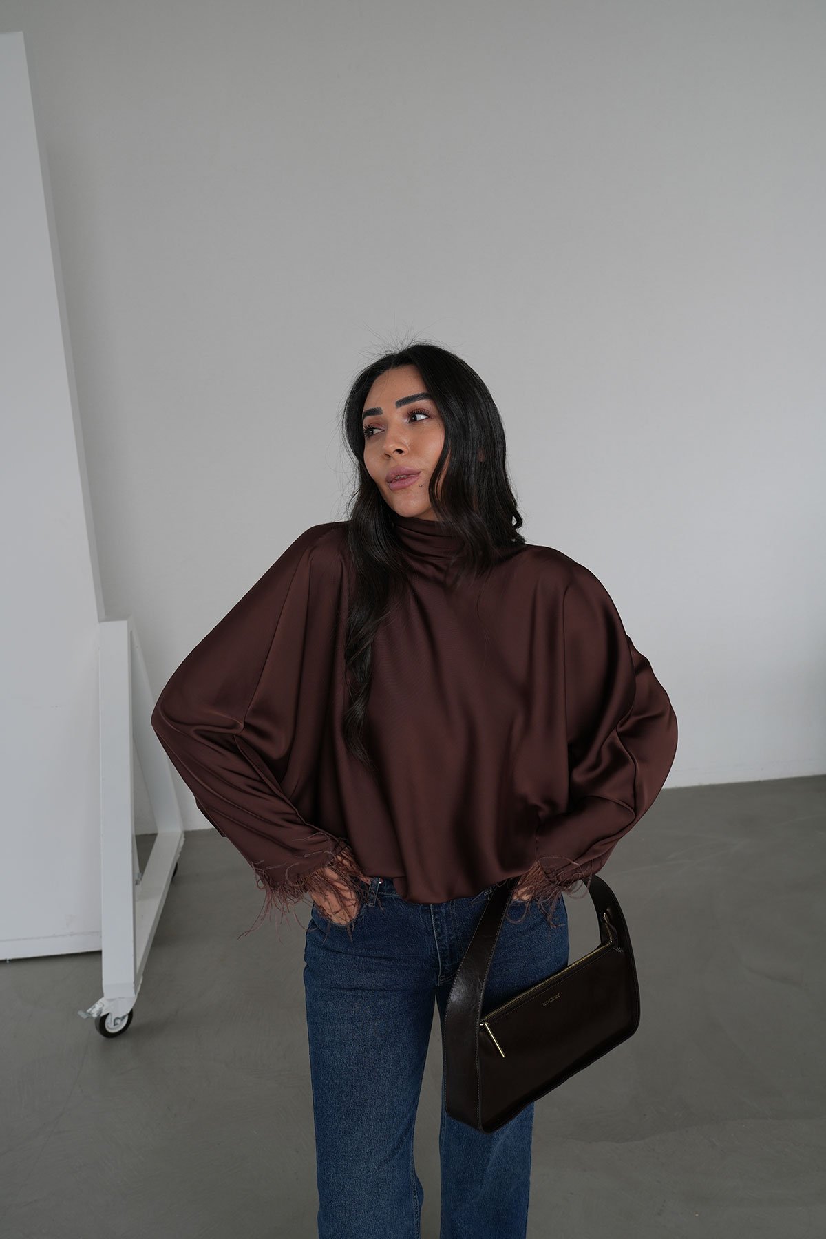 Kolları Otrişli Boyundan Bağlamalı Saten Bluz