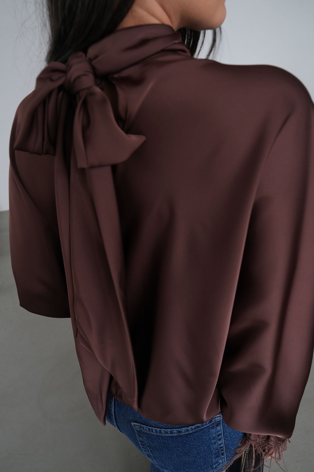 Kolları Otrişli Boyundan Bağlamalı Saten Bluz