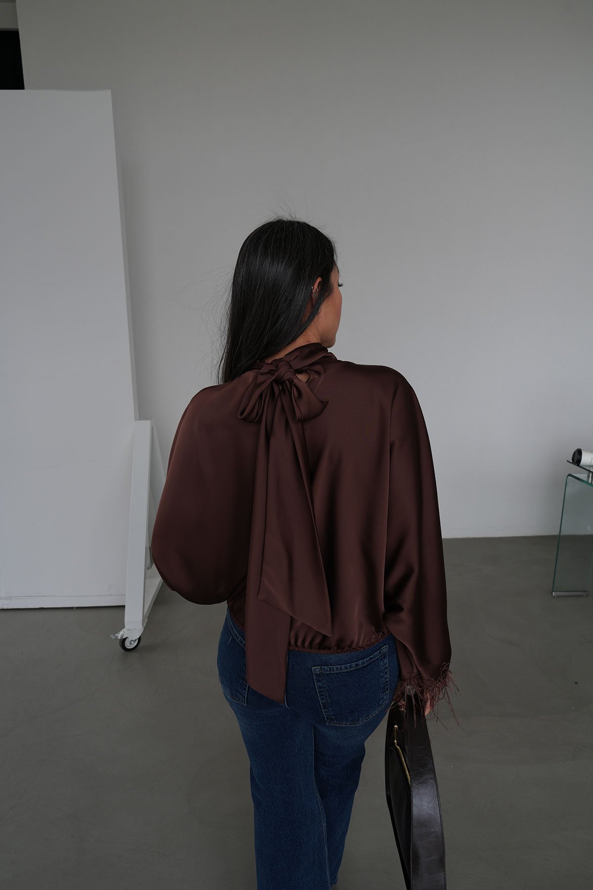 Kolları Otrişli Boyundan Bağlamalı Saten Bluz