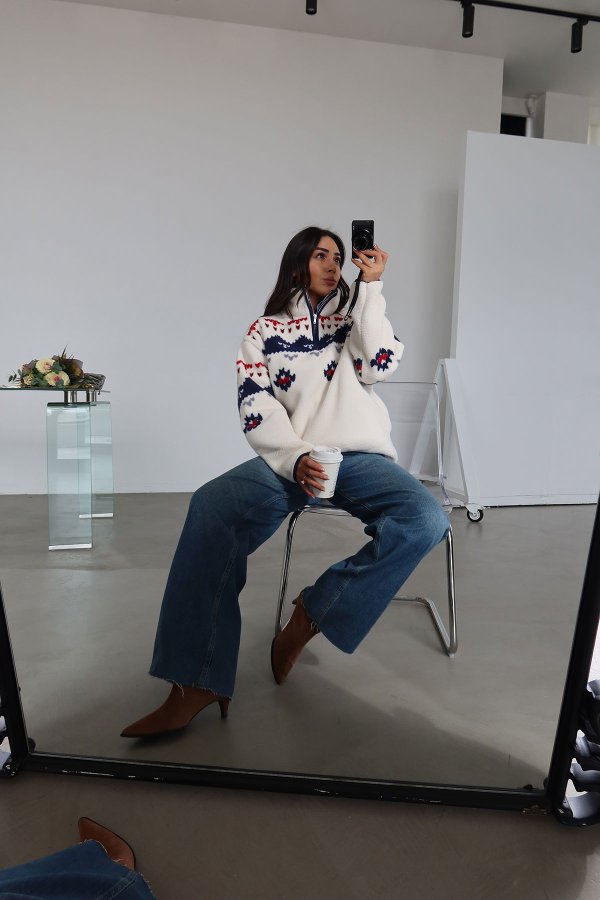 Yakası Fermuarlı Önü Desenli Peluş Sweat