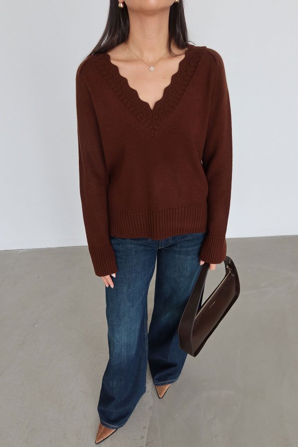 V Yaka Nakış İşlemeli Triko Kazak