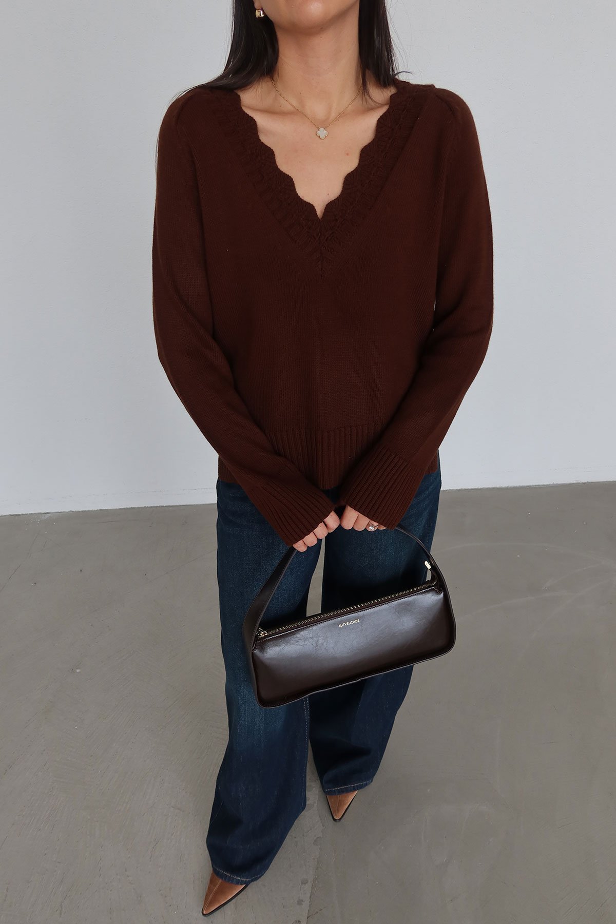 V Yaka Nakış İşlemeli Triko Kazak