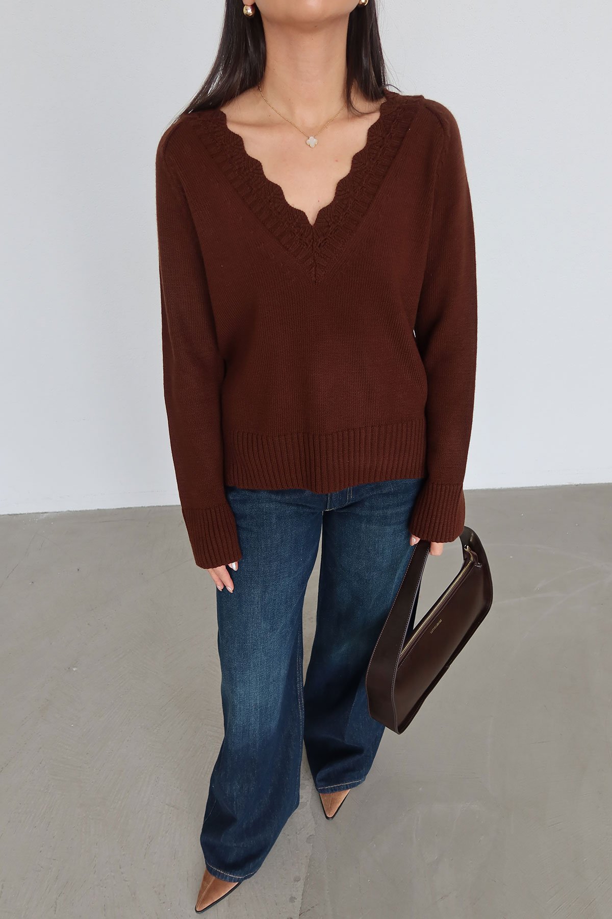 V Yaka Nakış İşlemeli Triko Kazak