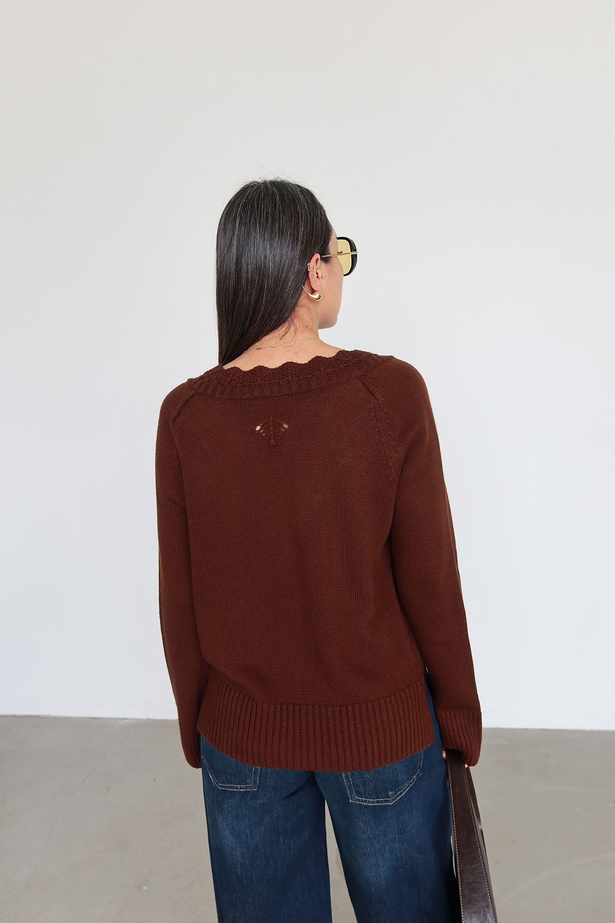 V Yaka Nakış İşlemeli Triko Kazak