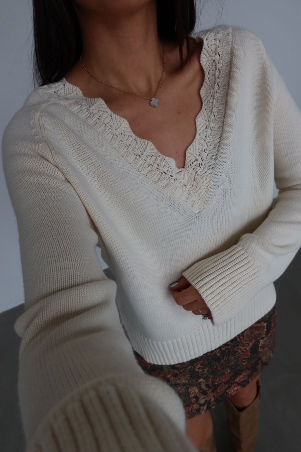 V Yaka Nakış İşlemeli Triko Kazak