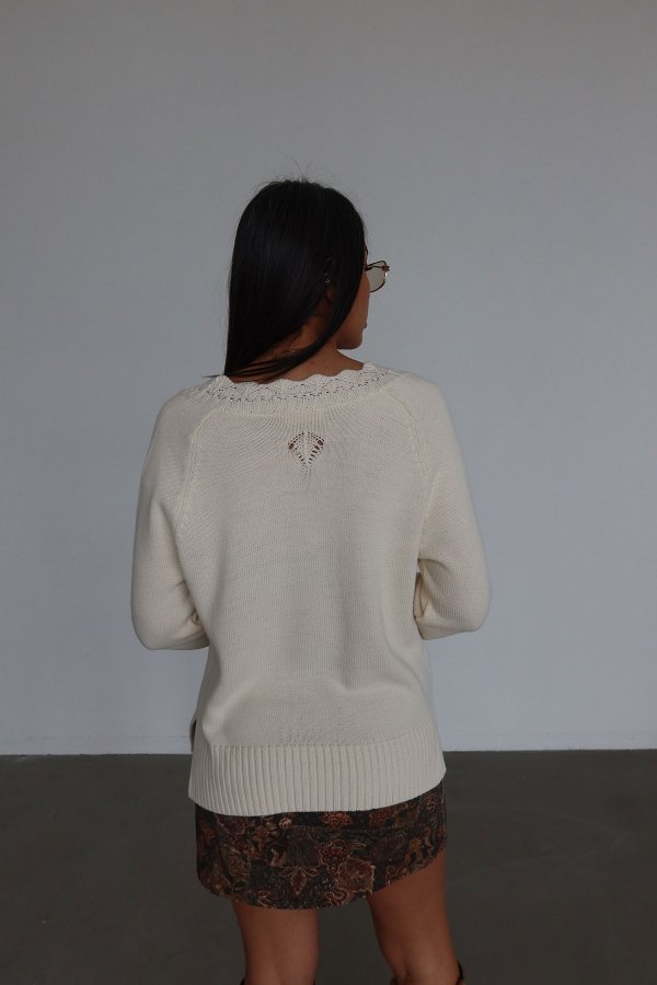 V Yaka Nakış İşlemeli Triko Kazak