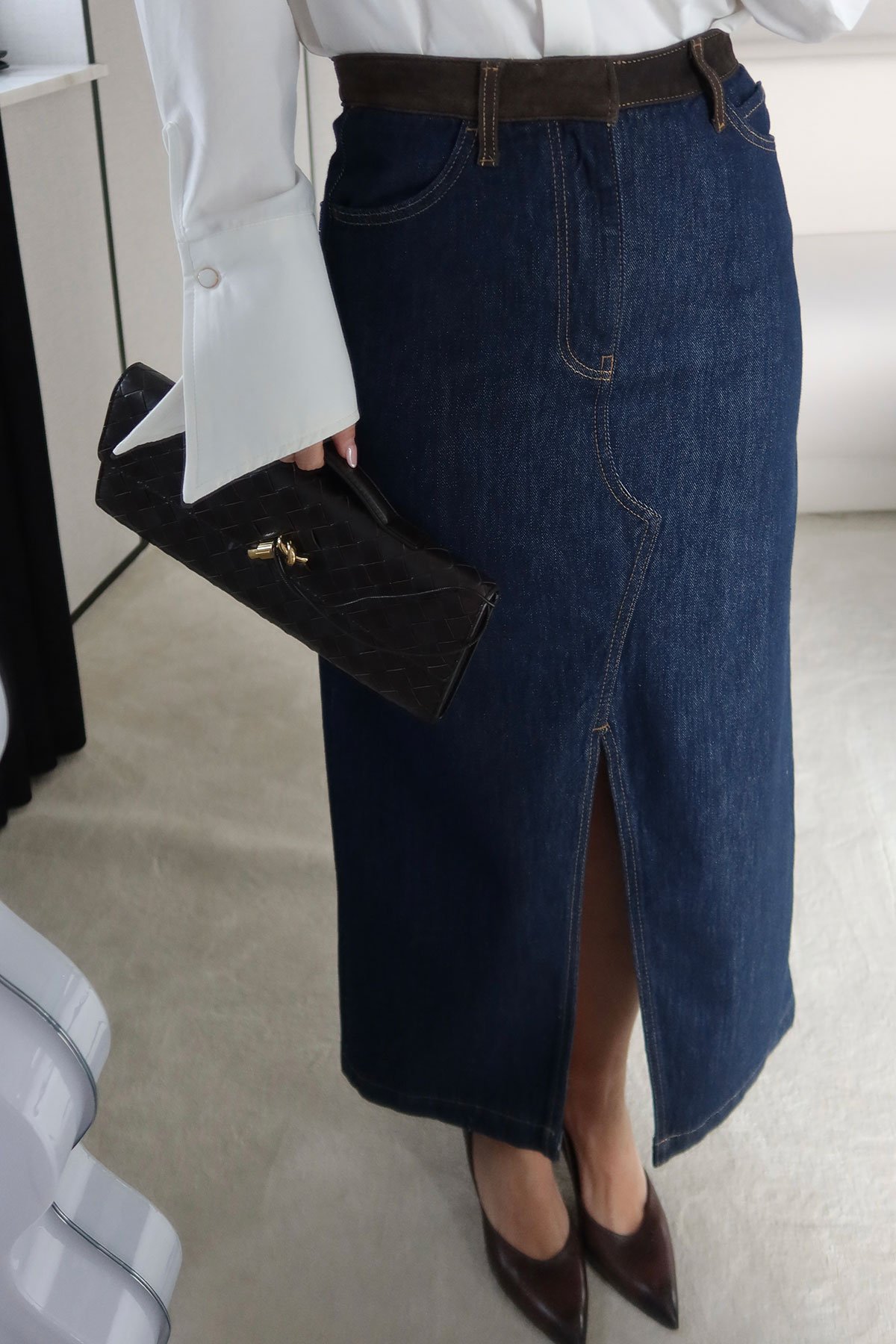 Beli Süet Detaylı Önden Yırtmaçlı Denim Etek