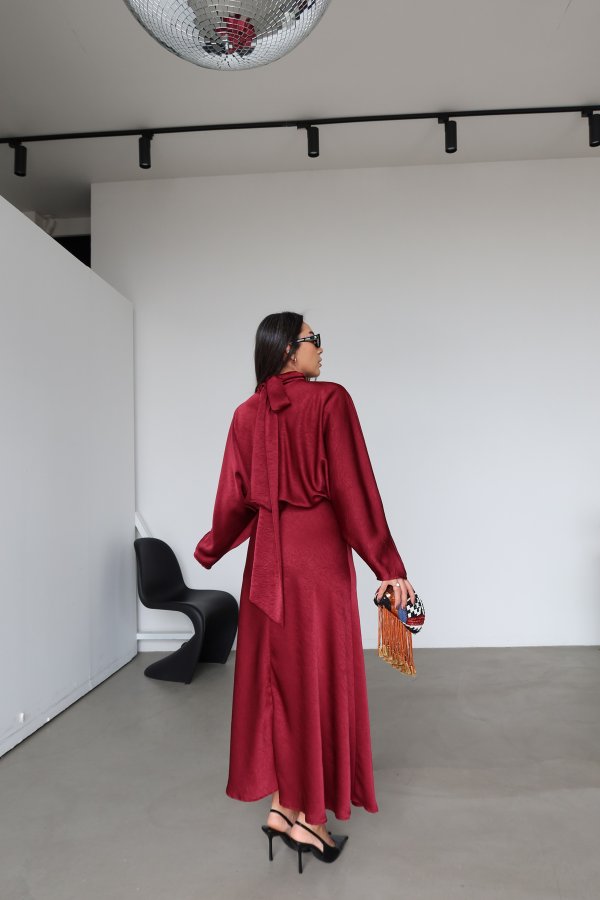 Beli Büzgülü Boyundan Bağlamalı Uzun Saten Elbise