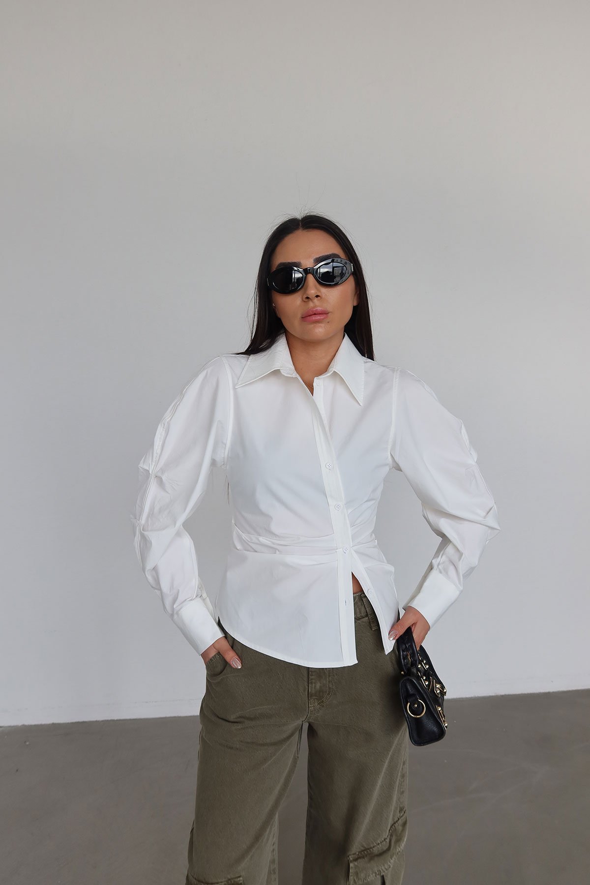 Beli Büzgülü Altı Oval Kesim Gömlek