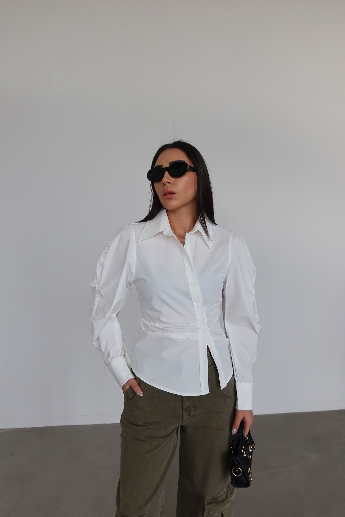 Beli Büzgülü Altı Oval Kesim Gömlek