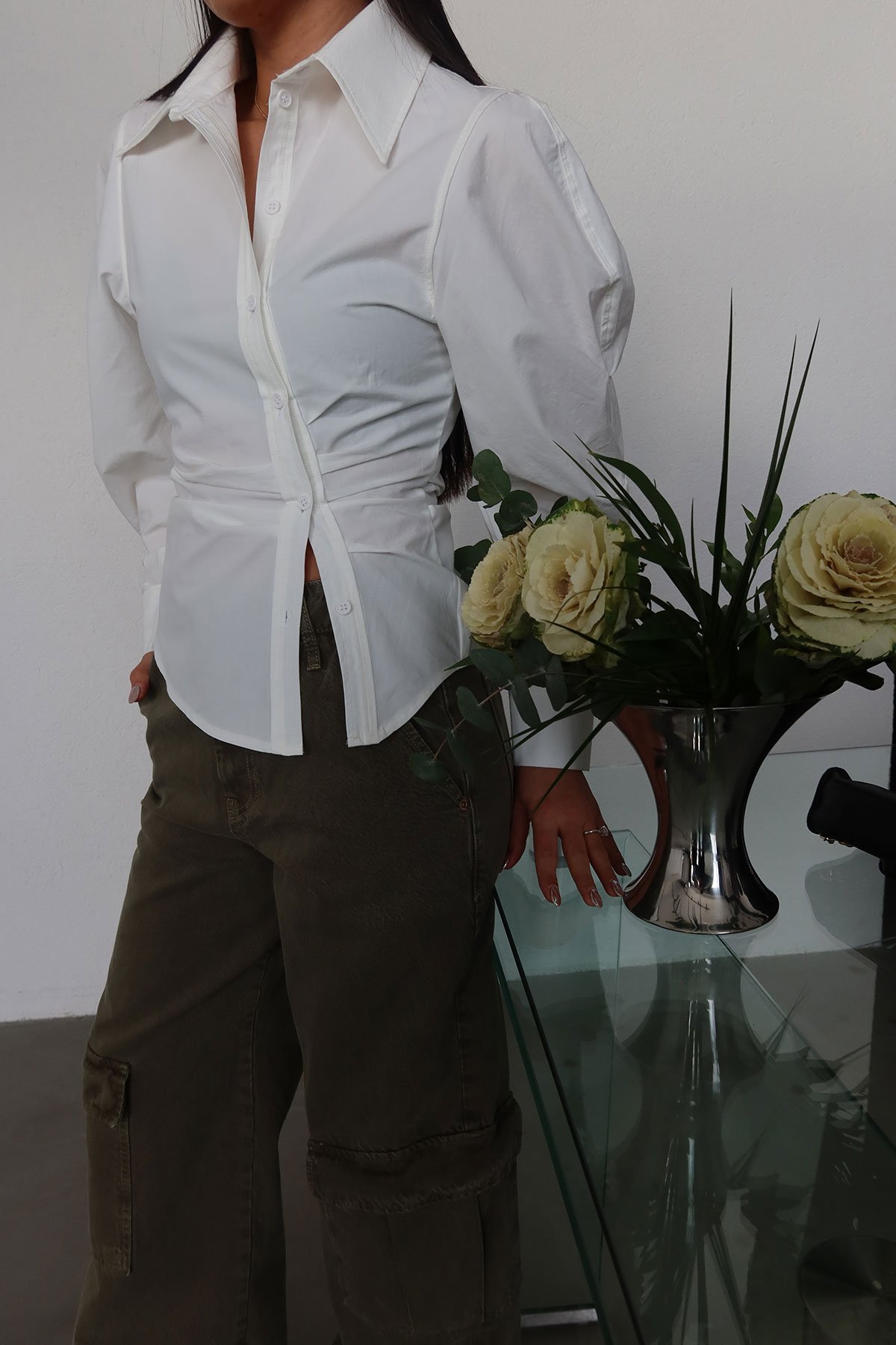 Beli Büzgülü Altı Oval Kesim Gömlek