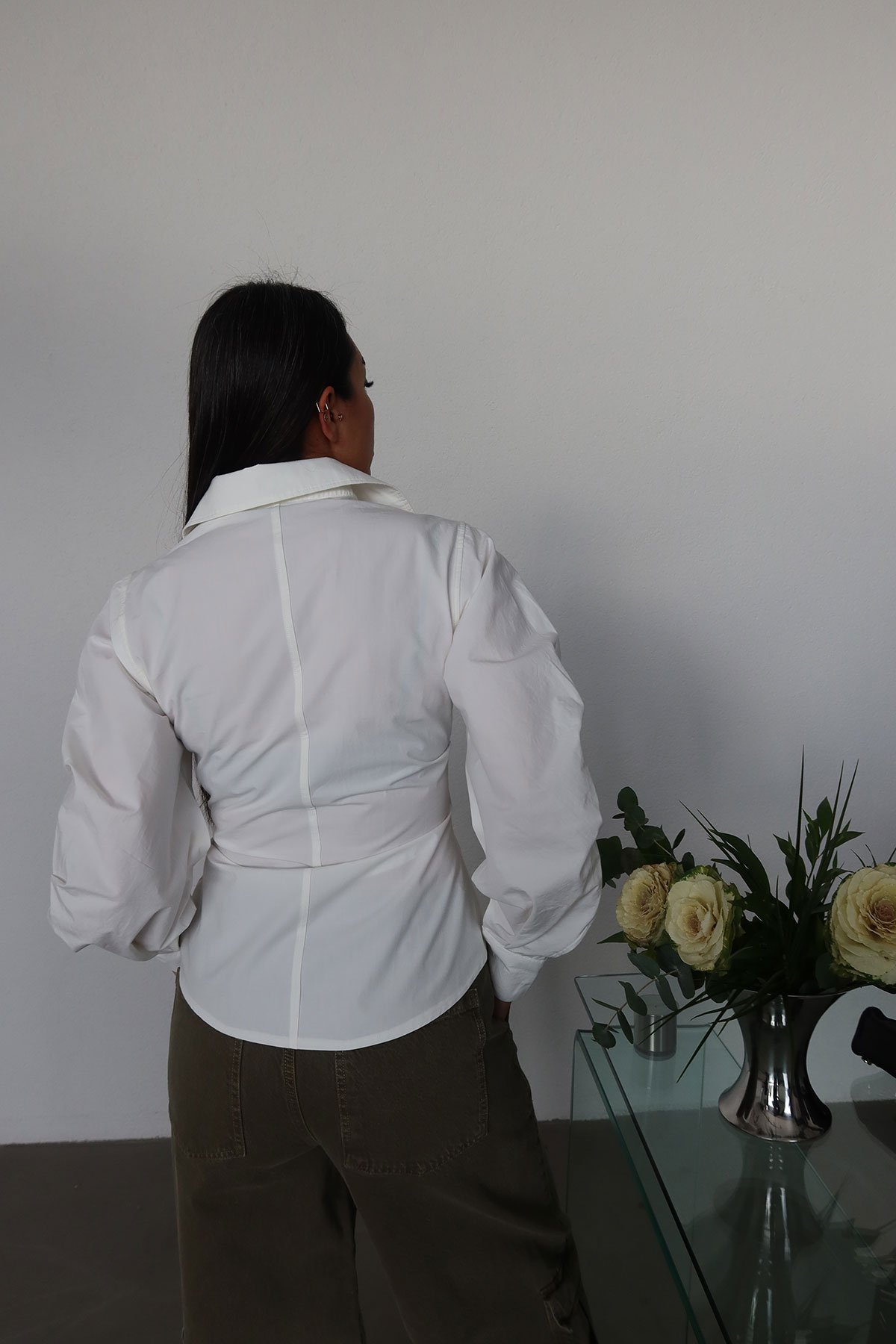 Beli Büzgülü Altı Oval Kesim Gömlek