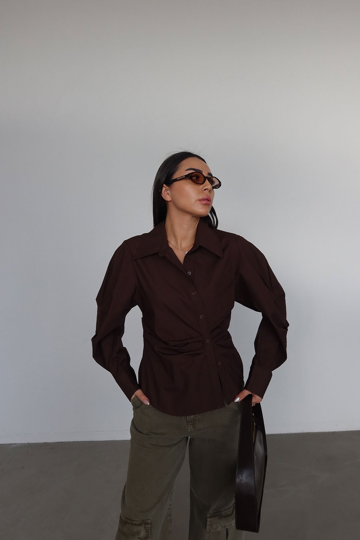 Beli Büzgülü Altı Oval Kesim Gömlek